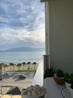 Modern Spacious 1 Bedroom Flat Next to the Beach - 0
