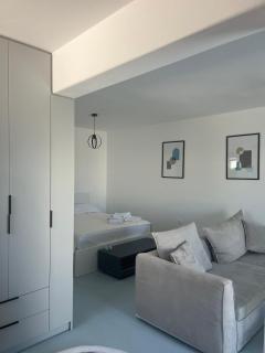 Minimal Grey Apartment Pool-front in Paros - Parikia - 3