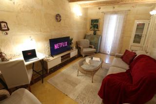 Birgu Square Townhouse, Rooftop & 3 Bathrooms - 1