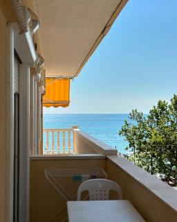 Olympic Beach Rooms - 9