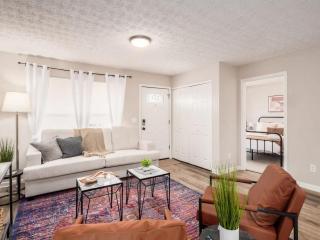 Urban Oasis w Hot Tub Near Downtown & Arena District - Columbus - 3
