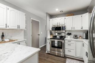 The Gahanna Cabana Hot Tub 5BR - 2