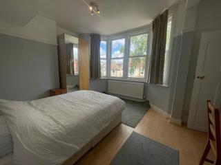 Rooms with private bathroom and shared kitchen - Purley - 0