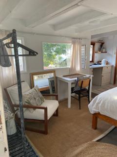 Independent quaint flat, close to beach - 3