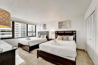 Oceanfront Beach Retreat Beach Service 905 - Miami Beach - 2