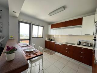 Queens Boutique Apartment 2BR - 4