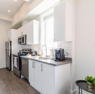Modern 2BR Apartment - Close to Leslieville - Toronto - 4