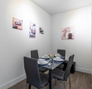 Modern 2BR Apartment - Close to Leslieville - Toronto - 3