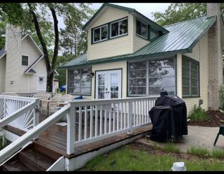 Cozy Waterfront Cottage on Beautiful Sand Lake - Sand Lake - 7