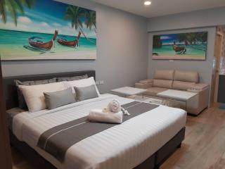 Patong Beach Apartments - 28 SQM - Kitchen, Private Bathroom, Seating Area, 65" Smart TV with free WIFI, walking distance to the Beach - Strand Patong - 8