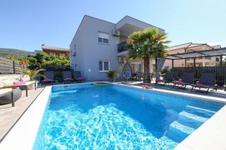 Beachfront Holiday Villa Corluka - Kaštela - 8