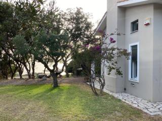 Secluded seaside villa w garden sea-sunset view - 0