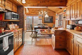 WaterFront Cabin Hot Tub Kayaks Firepit Game Consoles - 5