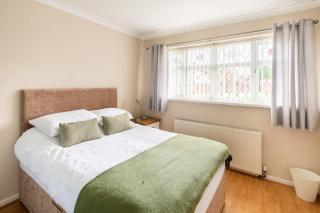 Spacious 5 bedroom, 2 Living Room, Games Room - Wolverhampton - 3