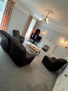 Spacious 4BR Town-House - Sleeps 8 - Parking & Pets - Coast Serviced Apartments - Enquire for Trade & Long Stays - 9