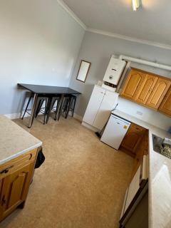 Spacious 4BR Town-House - Sleeps 8 - Parking & Pets - Coast Serviced Apartments - Enquire for Trade & Long Stays - 4