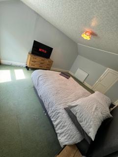 Spacious 4BR Town-House - Sleeps 8 - Parking & Pets - Coast Serviced Apartments - Enquire for Trade & Long Stays - 2