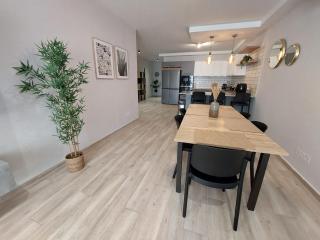 Modern 3BD Apartment with Spacious Balcony & Outside Furniture - Marsalforn Bay - 4