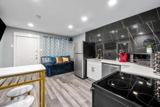 Warm Heights 2BR with Pool & Free Parking - Houston - 3