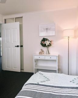 Nautilus Hamptons Style Luxury Beach Apartment Merimbula - Merimbula - 5