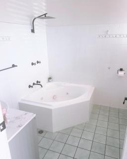 Nautilus Hamptons Style Luxury Beach Apartment Merimbula - Merimbula - 4