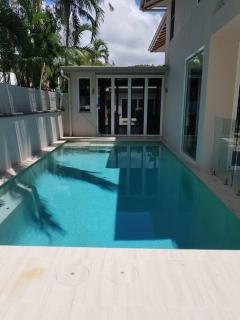 Absolute Beachfront 2 Bedroom Luxury Holiday Apartment - Kewarra Beach - 1