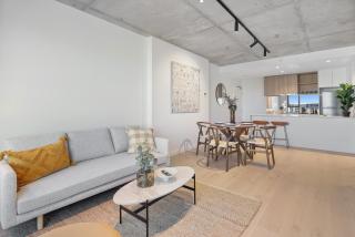 Gorgeous 2-Bed with Pool Gym Close to Everything - Melbourne - 3
