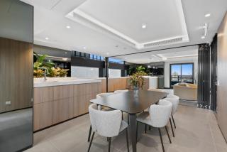 Gorgeous 2-Bed with Pool Gym Close to Everything - Melbourne - 2