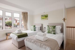 Primrose - Refurbished Family Home, With Rear Garden - Poole - 4