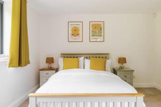 Stylish Cotswolds Retreat nestled between Bath and Castle Combe - 0