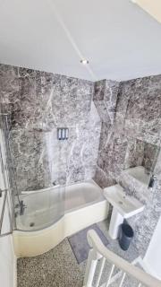 Deal Beach Resort 2BR Flat Sleeps 4 - Clockwork Stay - 3