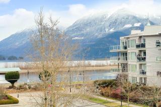 Upscale 2BR Overlooking View Escape - 6