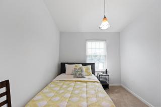 Spacious 3BR Townhouse with Balcony & Gym - Silver Spring - 3