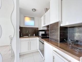 Appartement Moderne et Lumineux à 2 Pas de la Plage, Parking Inclus - FR-1-770-27 - 1