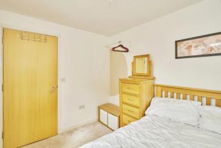Amazing 2BR Flat in Croydon with Balcony - 2