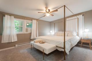 Sanctuary on Sylvan with Golden King Bed - State College - 4