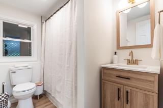 Sanctuary on Sylvan with Golden King Bed - State College - 2