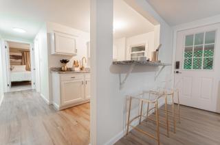 Sanctuary on Sylvan with Golden King Bed - State College - 8