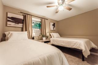 Sanctuary on Sylvan with Golden King Bed - State College - 3