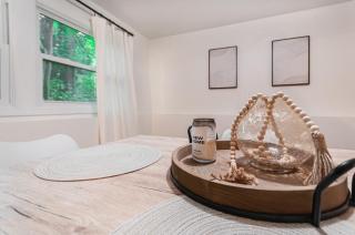 Sanctuary on Sylvan with Golden King Bed - State College - 5