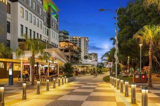 Horizons at Harbour Lights - Tropical Poolside Flair - Cairns - 3