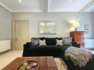 Edinburgh Elegant 1-Bedroom City Apartment - 4