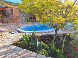 Holiday house "Acacia", for two with pool, Dol - Stari Grad - 1