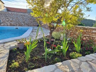 Holiday house "Acacia", for two with pool, Dol - Stari Grad - 2