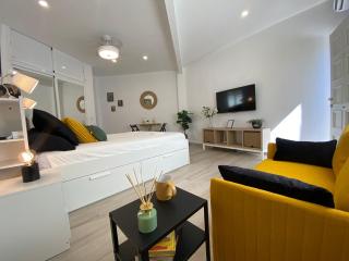 Estudio con Piscina y Parking, Playa a 4 Min a Pie, Tren a 2 Min - Fuengirola - 0