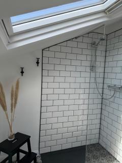 The Eaves - Victorian second floor, open plan apartment - Southport - 2