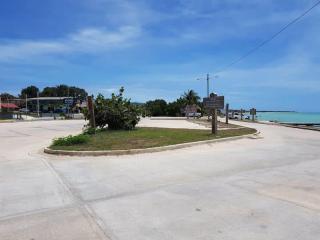 El Combate Condos, Enjoy Ocean Views and Pool Fun - 8