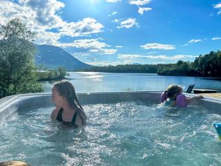 Fairytale STAYcation - JACUZZI, BOAT & SAUNA - - 3