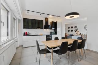 Central Lux 2BR Apt with City Views & Balcony - 8