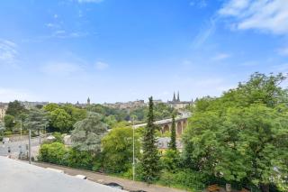 Central Lux 2BR Apt with City Views & Balcony - 7